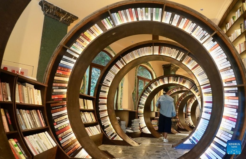 Biblioteca construída em sumidouro natural oferece experiência de leitura única no leste da China