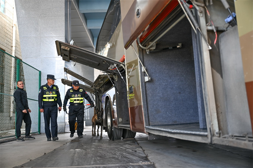 Movimentação intensa de desembaraço aduaneiro num porto centenário de Manzhouli, Mongólia Interior