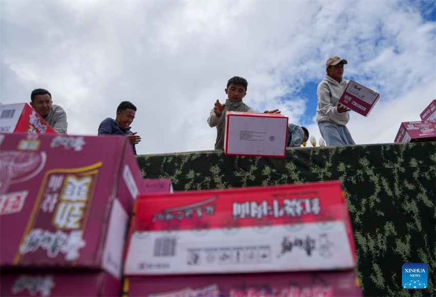 Suprimentos de ajuda chegam à cidade de Gyirong, em Xizang