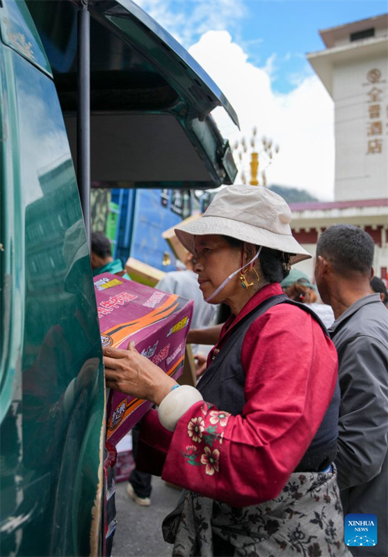 Suprimentos de ajuda chegam à cidade de Gyirong, em Xizang