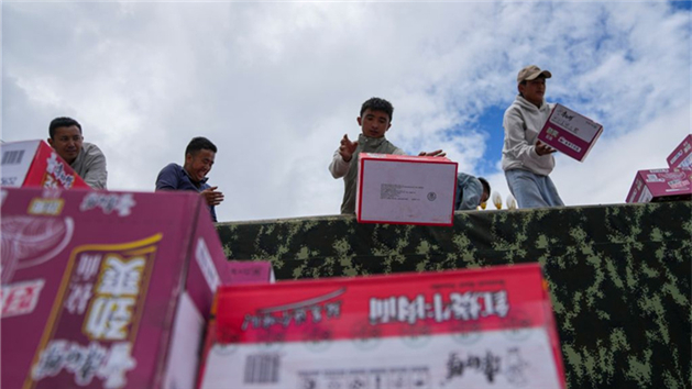 Suprimentos de ajuda chegam à cidade de Gyirong, em Xizang