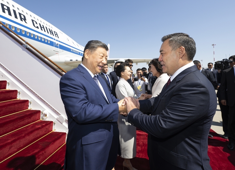 Xi Jinping chega ao Quirguistão para cúpula da OCS e visita de Estado