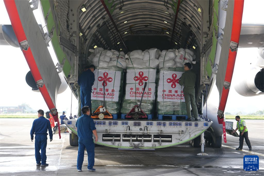 Suprimentos de ajuda chineses chegam ao Nepal