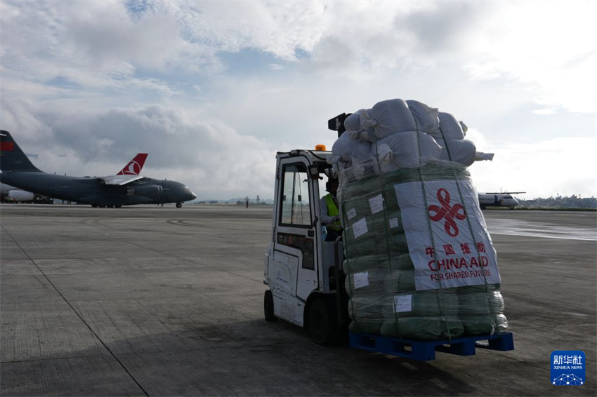 Suprimentos de ajuda chineses chegam ao Nepal
