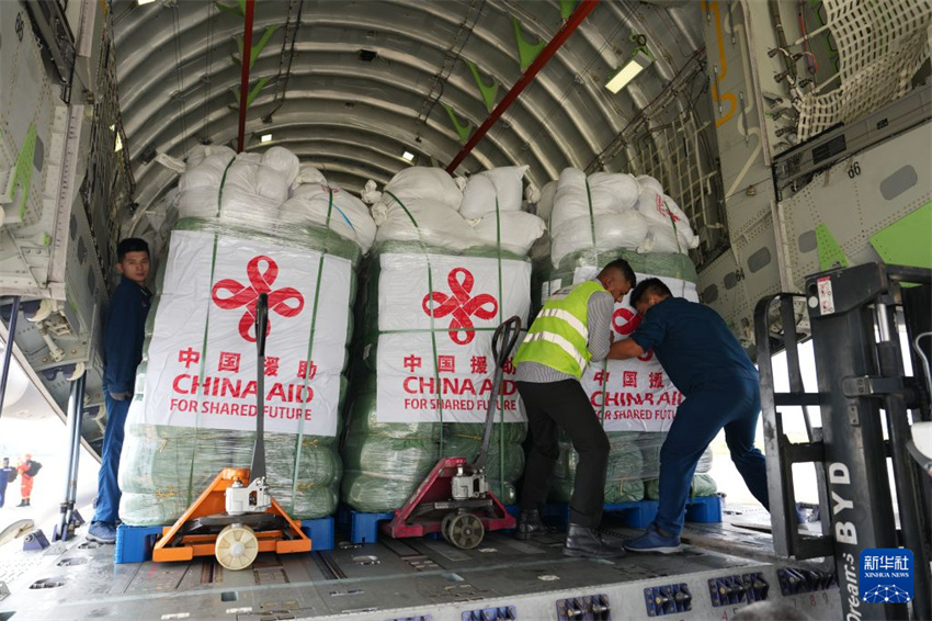 Suprimentos de ajuda chineses chegam ao Nepal