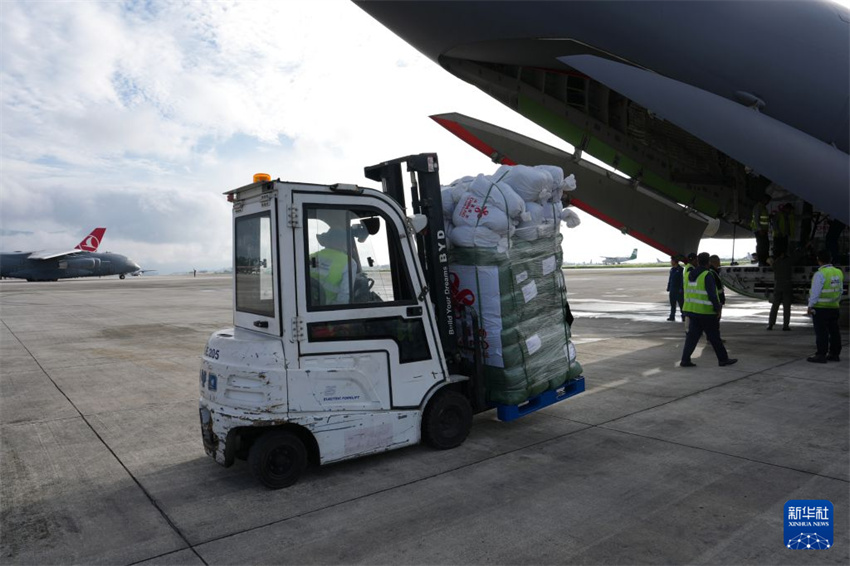 Suprimentos de ajuda chineses chegam ao Nepal