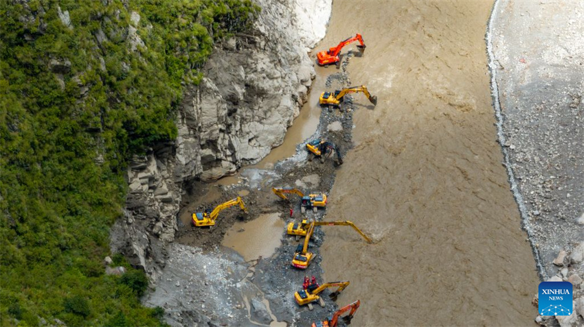 Equipes de resgate aceleram a restauração da rodovia nacional G216, que leva ao Porto de Gyirong
