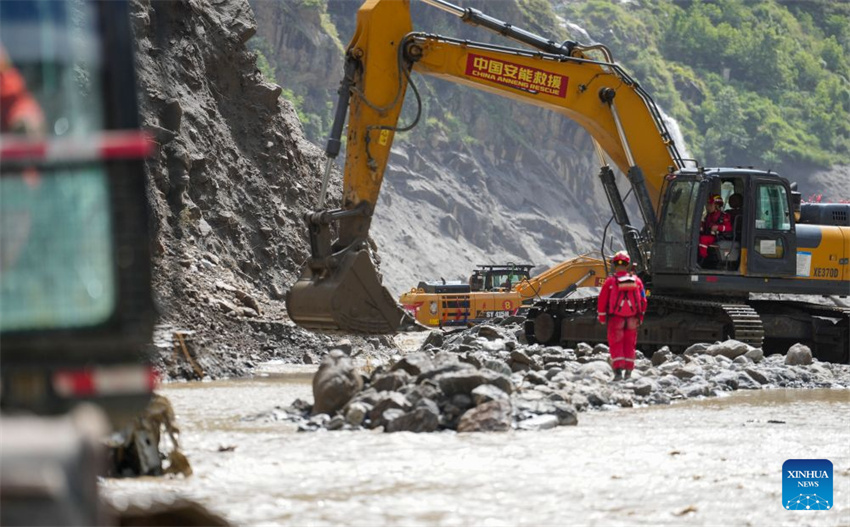 Equipes de resgate aceleram a restauração da rodovia nacional G216, que leva ao Porto de Gyirong