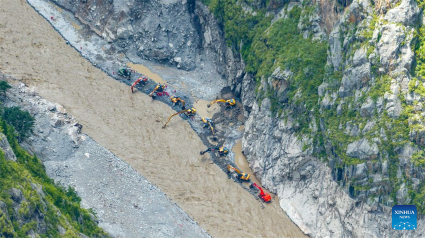 Equipes de resgate aceleram a restauração da rodovia nacional G216, que leva ao Porto de Gyirong