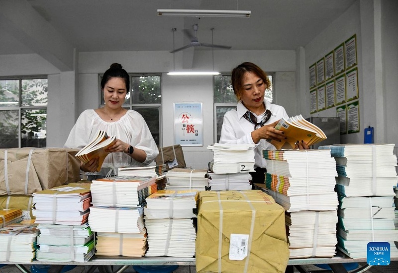 Diversos departamentos se preparam para novo semestre em toda a China