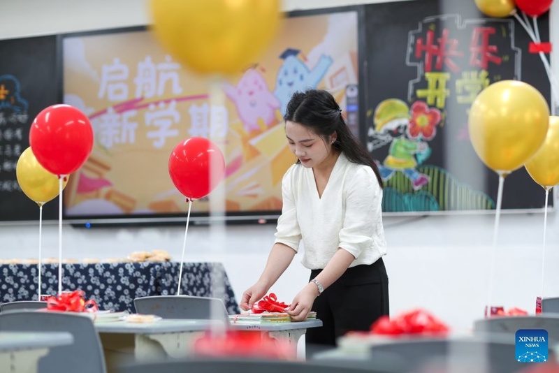 Diversos departamentos se preparam para novo semestre em toda a China
