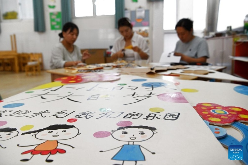 Diversos departamentos se preparam para novo semestre em toda a China