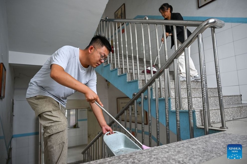 Diversos departamentos se preparam para novo semestre em toda a China