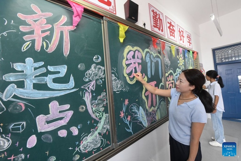 Diversos departamentos se preparam para novo semestre em toda a China