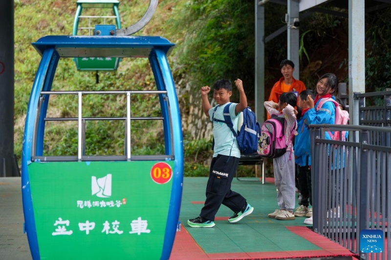 Yunnan: elevador de penhasco e sistema de teleférico beneficiam estudantes que se deslocam diariamente