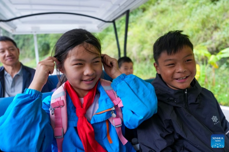 Yunnan: elevador de penhasco e sistema de teleférico beneficiam estudantes que se deslocam diariamente