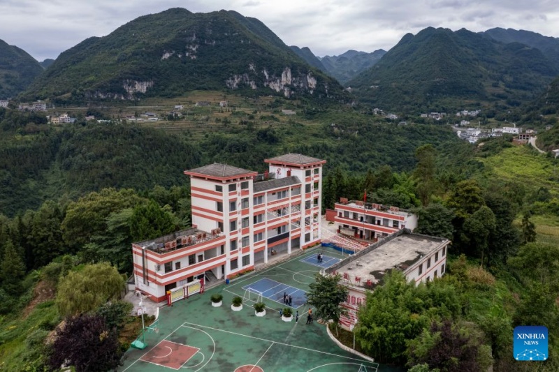 Yunnan: elevador de penhasco e sistema de teleférico beneficiam estudantes que se deslocam diariamente
