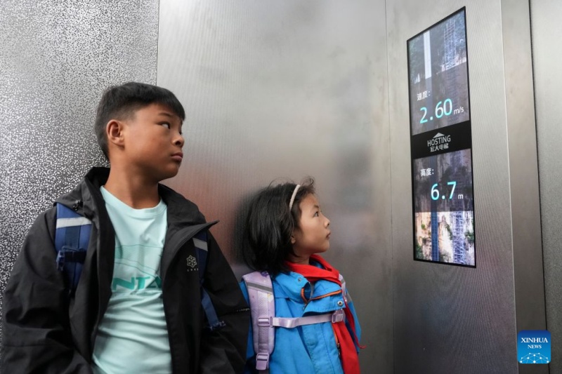 Yunnan: elevador de penhasco e sistema de teleférico beneficiam estudantes que se deslocam diariamente