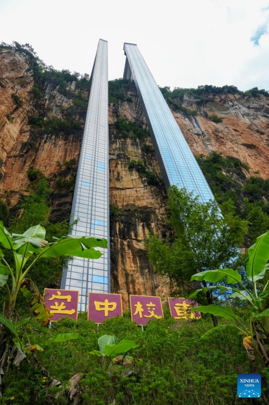 Yunnan: elevador de penhasco e sistema de teleférico beneficiam estudantes que se deslocam diariamente