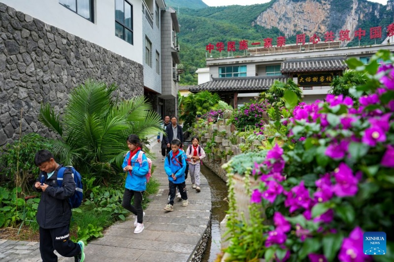 Yunnan: elevador de penhasco e sistema de teleférico beneficiam estudantes que se deslocam diariamente