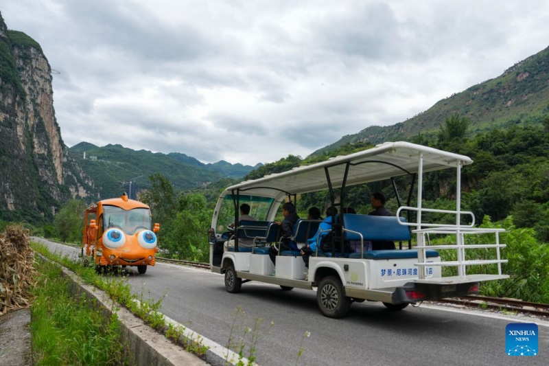 Yunnan: elevador de penhasco e sistema de teleférico beneficiam estudantes que se deslocam diariamente
