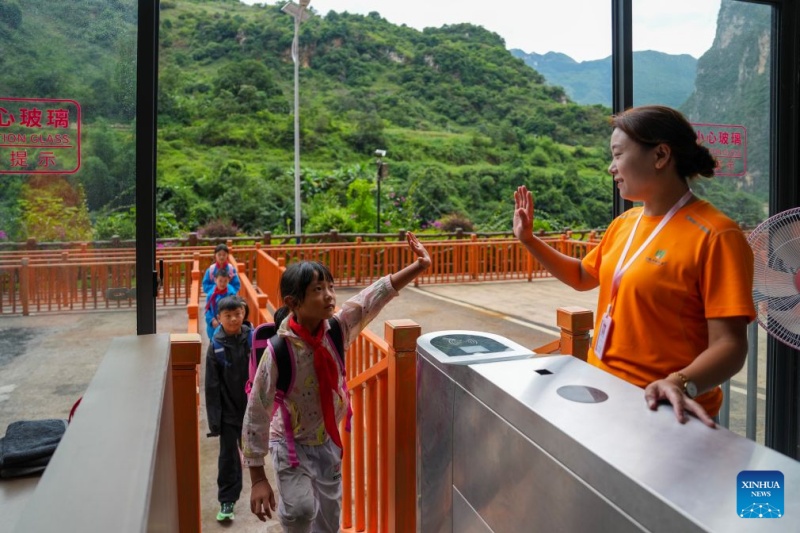 Yunnan: elevador de penhasco e sistema de teleférico beneficiam estudantes que se deslocam diariamente