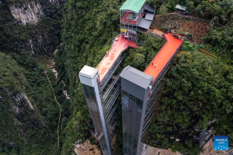 Yunnan: elevador de penhasco e sistema de teleférico beneficiam estudantes que se deslocam diariamente