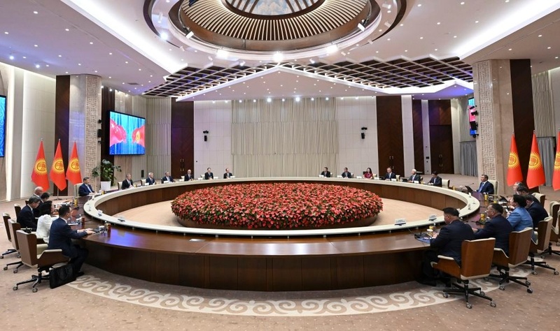 Xi Jinping diz que China está pronta para trabalhar com Quirguistão para fortalecer alinhamento das estratégias de desenvolvimento