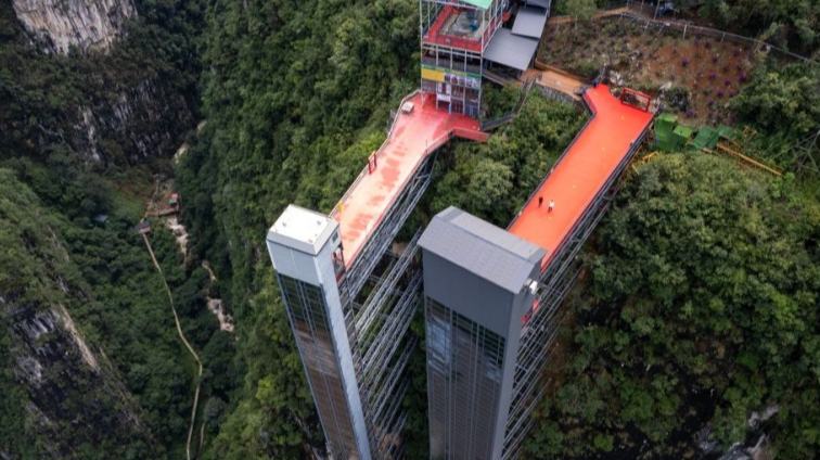 Yunnan: elevador de penhasco e sistema de teleférico beneficiam estudantes que se deslocam diariamenteHoje, a combinação de veículos turísticos, elevadores e teleféricos reduziu o trajeto dos estudantes até a escola para cerca de 30 minutos. 