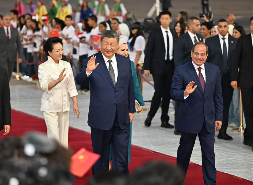Xi Jinping chega ao Cairo para visita de Estado ao Egito