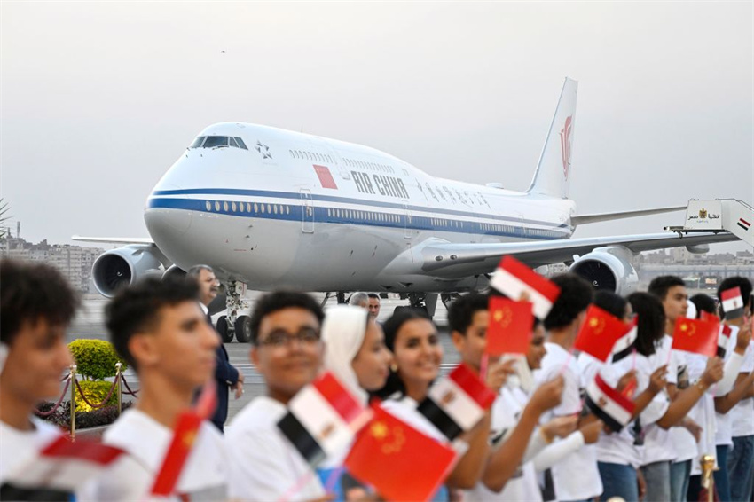 Xi Jinping chega ao Cairo para visita de Estado ao Egito