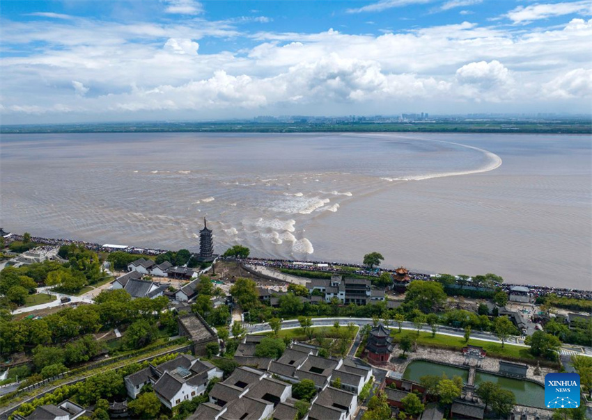 Fenômeno de maré do Rio Qiantang atrai turistas em Zhejiang, no leste da China
