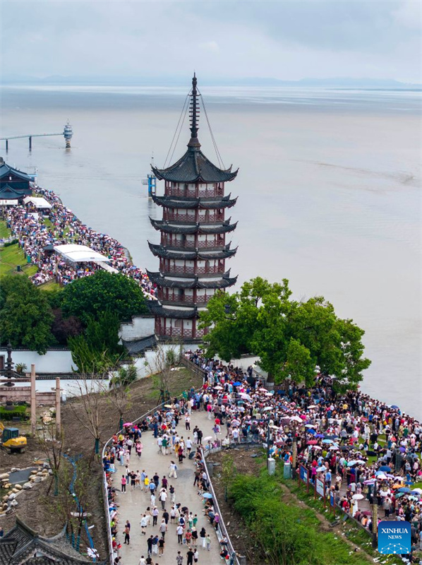 Fenômeno de maré do Rio Qiantang atrai turistas em Zhejiang, no leste da China