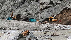 Reposição do acesso rodoviário ao porto fronteiriço atingido por deslizamento de terra continua sendo prioridade máxima Cerca de 700 pessoas estão envolvidas nos esforços para reparar a rodovia nacional G216, que leva ao porto na fronteira entre a China e o Nepal.