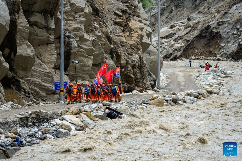 Restaurado acesso rodoviário ao porto fronteiriço atingido por deslizamento de terra em Xizang, sudoeste da China