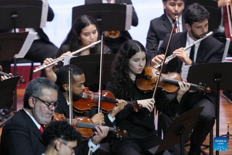 Orquestra filarmônica brasileira se apresenta durante concerto em Hangzhou, leste da China
