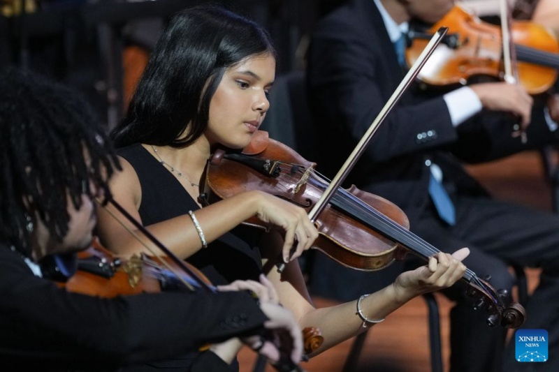 Orquestra filarmônica brasileira se apresenta durante concerto em Hangzhou, leste da China