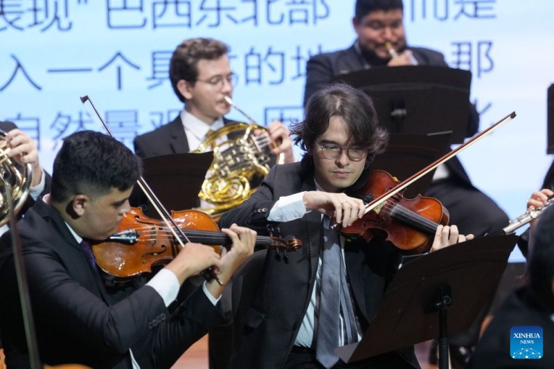 Orquestra filarmônica brasileira se apresenta durante concerto em Hangzhou, leste da China