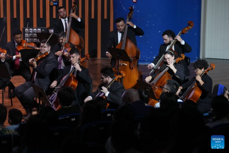 Orquestra filarmônica brasileira se apresenta durante concerto em Hangzhou, leste da China