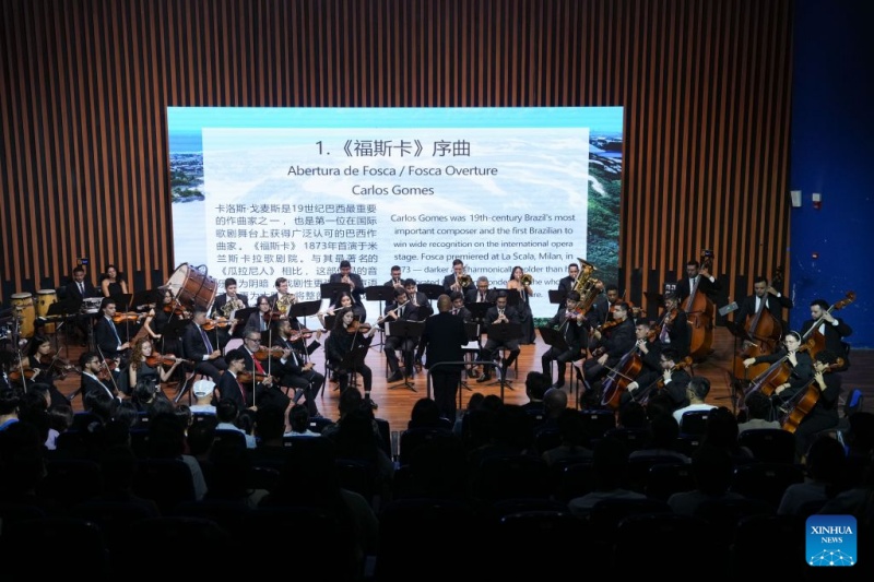 Orquestra filarmônica brasileira se apresenta durante concerto em Hangzhou, leste da China