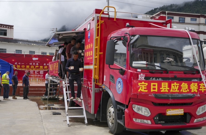 Caminhão de comida móvel fornece refeições quentes para equipes de resgate em Gyirong