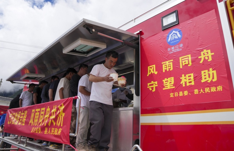 Caminhão de comida móvel fornece refeições quentes para equipes de resgate em Gyirong