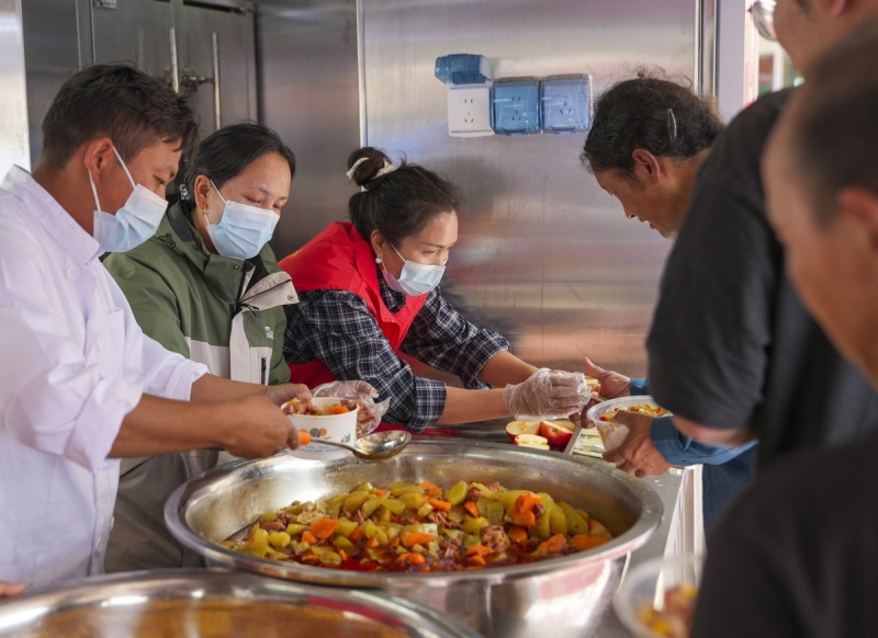 Caminhão de comida móvel fornece refeições quentes para equipes de resgate em Gyirong
