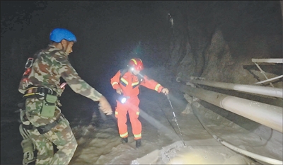 China reforça cooperação com Nepal para enfrentar desastre natural Diversos órgãos chineses mobilizaram-se rapidamente para trabalhar em estreita coordenação com o país vizinho.