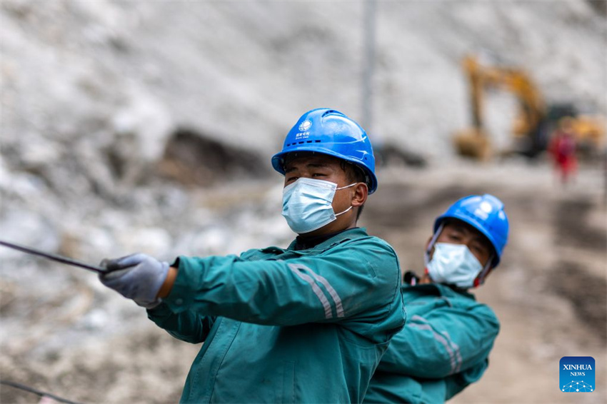 Energia restabelecida em porto fronteiriço atingido por deslizamento de lama na região de Xizang, na China