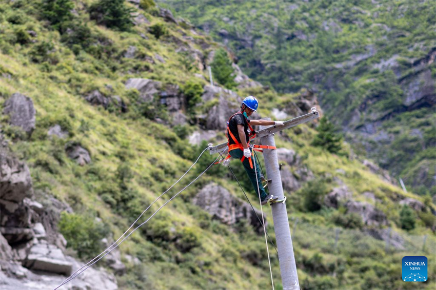 Energia restabelecida em porto fronteiriço atingido por deslizamento de lama na região de Xizang, na China