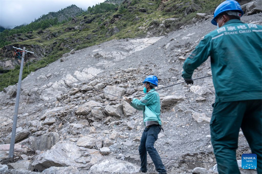 Energia restabelecida em porto fronteiriço atingido por deslizamento de lama na região de Xizang, na China