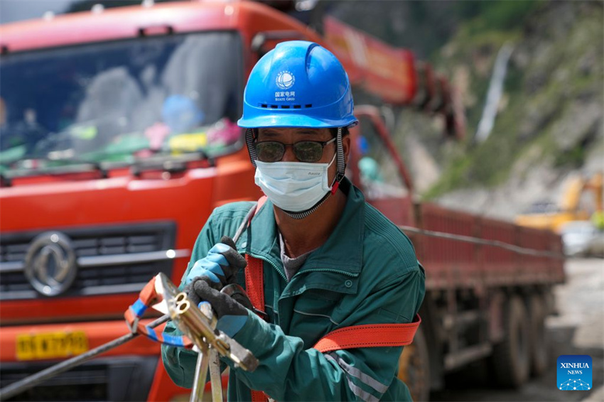 Energia restabelecida em porto fronteiriço atingido por deslizamento de lama na região de Xizang, na China