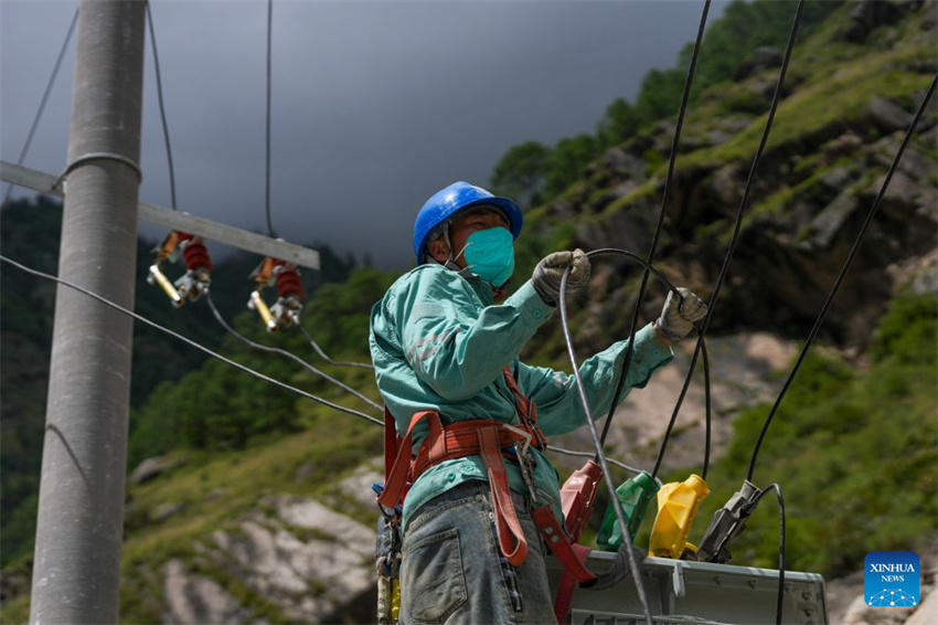 Energia restabelecida em porto fronteiriço atingido por deslizamento de lama na região de Xizang, na China
