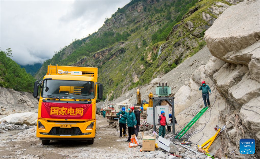 Energia restabelecida em porto fronteiriço atingido por deslizamento de lama na região de Xizang, na China